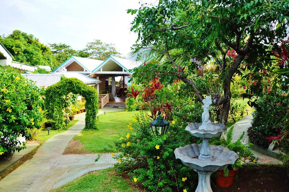Beachcombers Hotel Saint Vincent ภายนอก รูปภาพ