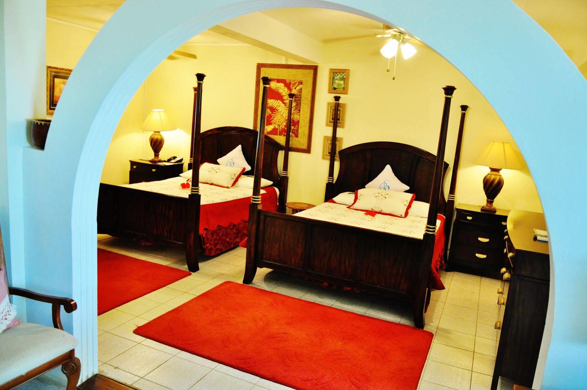 Beachcombers Hotel Saint Vincent ภายนอก รูปภาพ