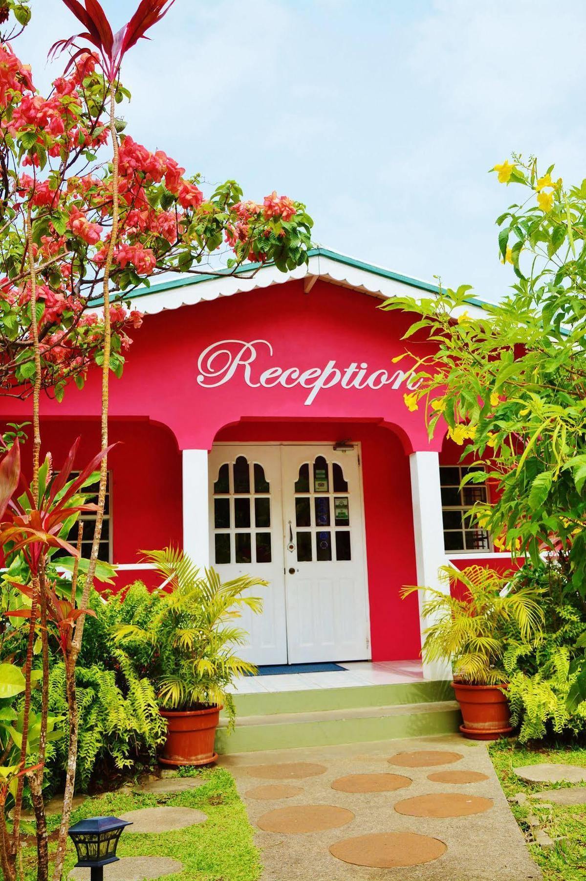 Beachcombers Hotel Saint Vincent ภายนอก รูปภาพ