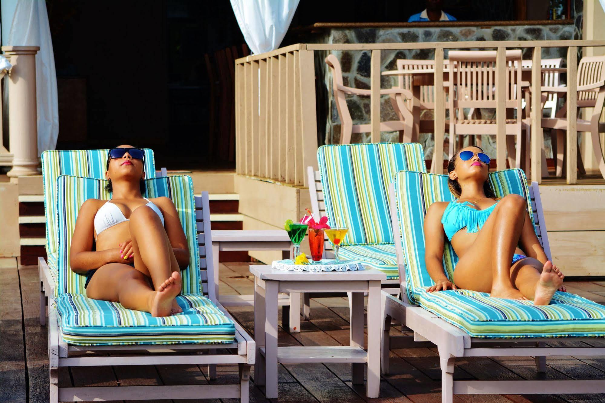 Beachcombers Hotel Saint Vincent ภายนอก รูปภาพ