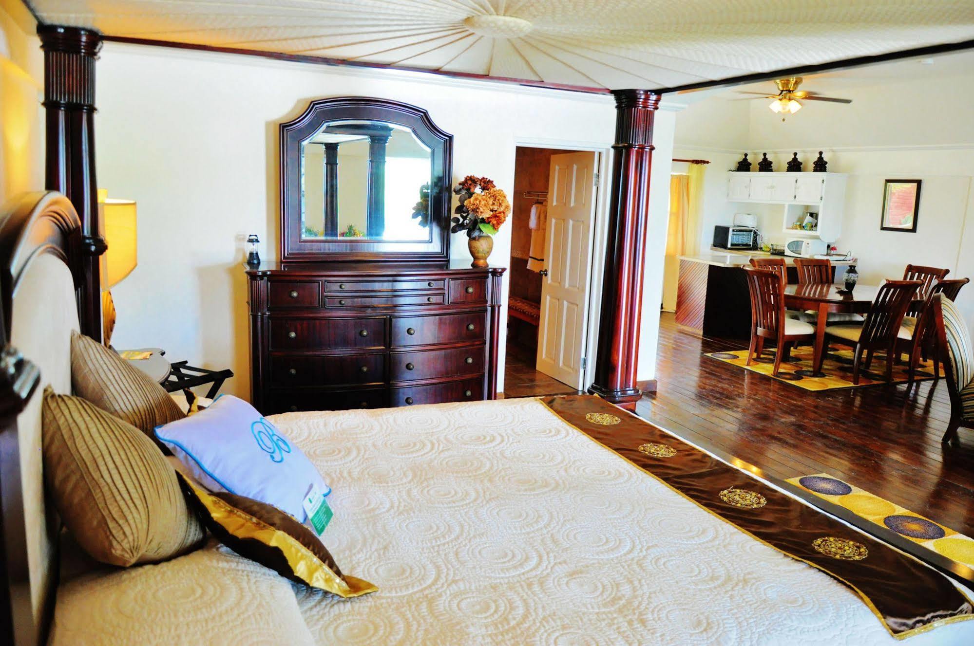 Beachcombers Hotel Saint Vincent ภายนอก รูปภาพ